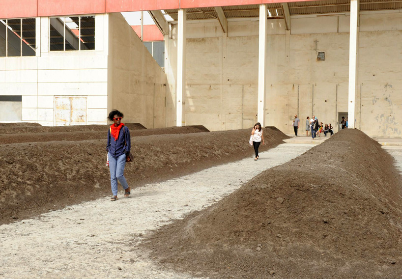 adrian-villar-rojas-sharjah-biennial-12-planetarium-designboom-designboom-10