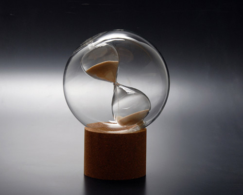 aric snee develops contemplative hourglass for holmegaard