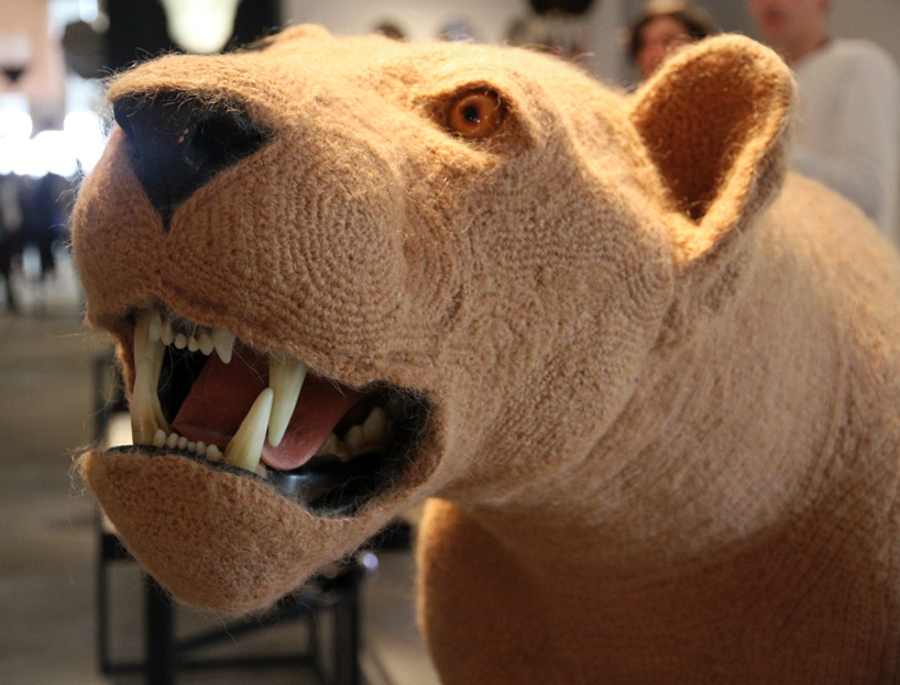 shauna-richardson-crochetdermy-design-days-dubai-crafts-council-london-designboom-02