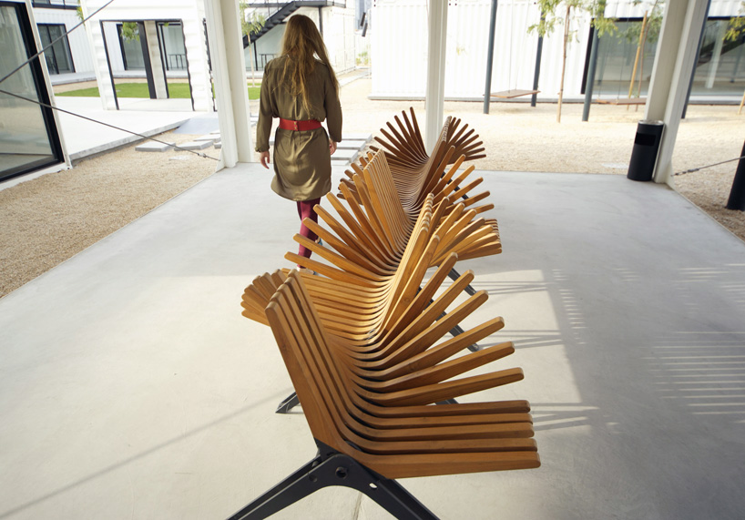 anna-szonyi-boomerang-bench-dubai-design-district-designboom-03