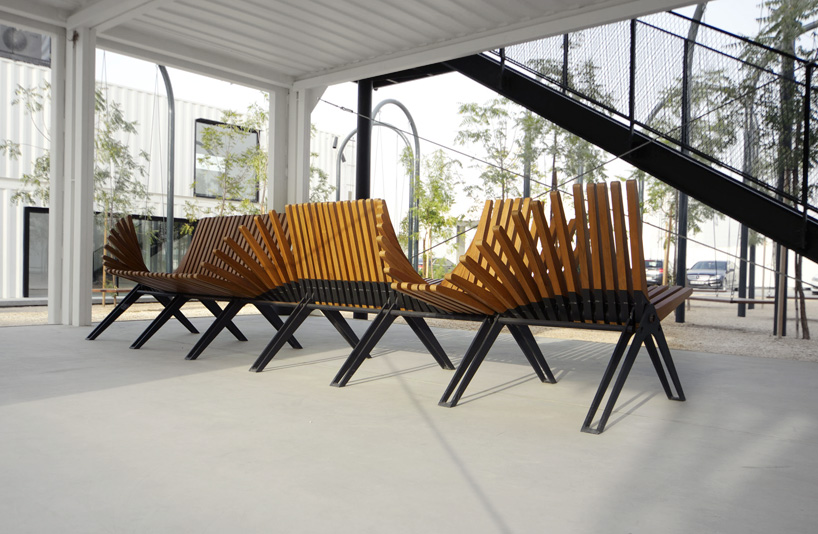 anna-szonyi-boomerang-bench-dubai-design-district-designboom-05