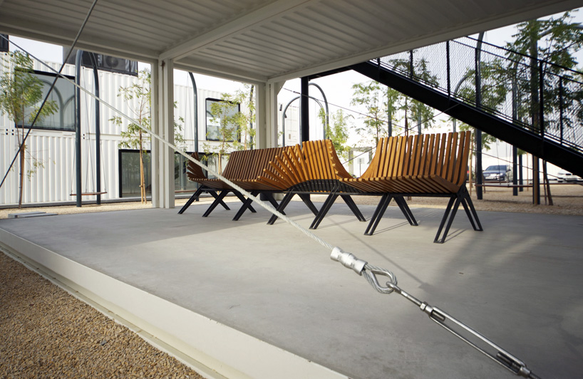 anna-szonyi-boomerang-bench-dubai-design-district-designboom-06