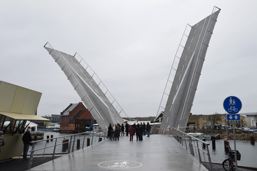 dietmar feichtinger architectes butterfly bridge copenhagen designboom