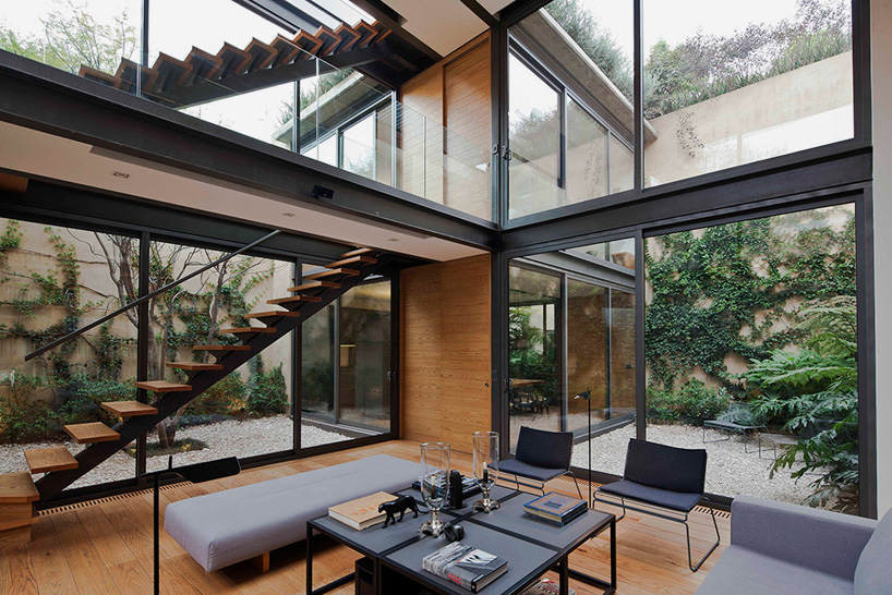 andrés stebelski delineates a house with four courtyards in mexico city