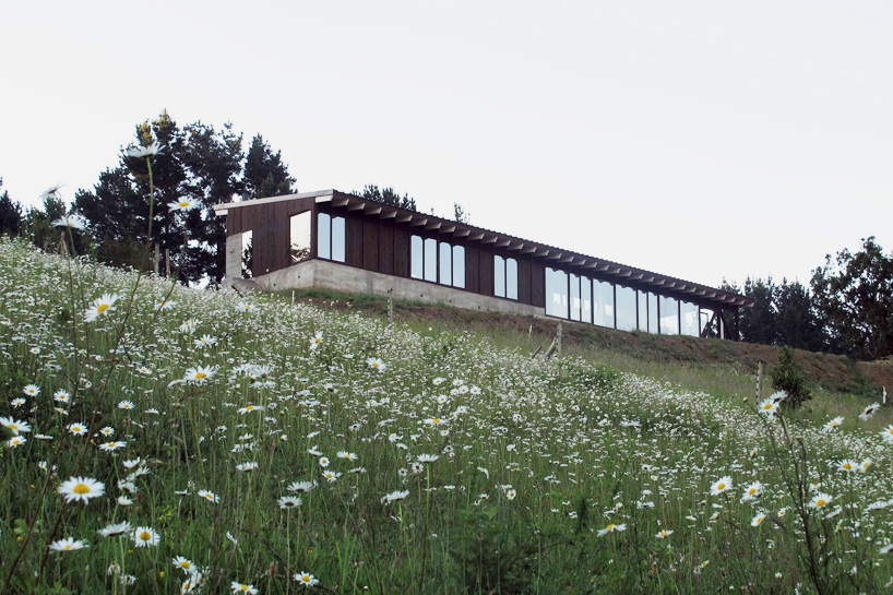 cristian berrios arquitecto casa erz house ranco lake chile designboom