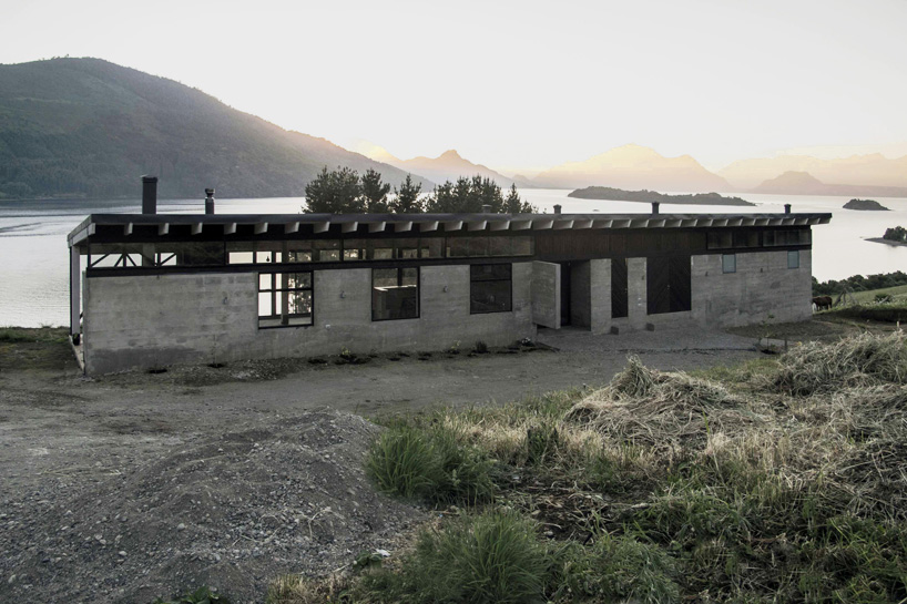 cristian berrios arquitecto casa erz house ranco lake chile designboom