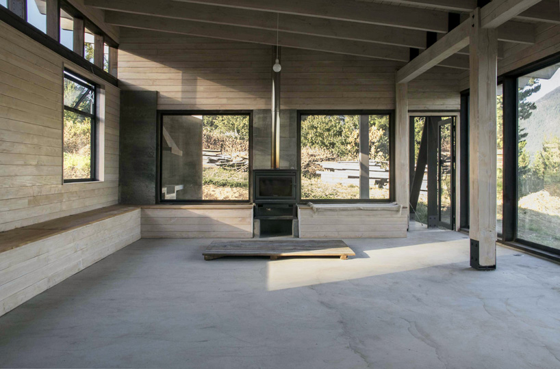 cristian berrios arquitecto casa erz house ranco lake chile designboom