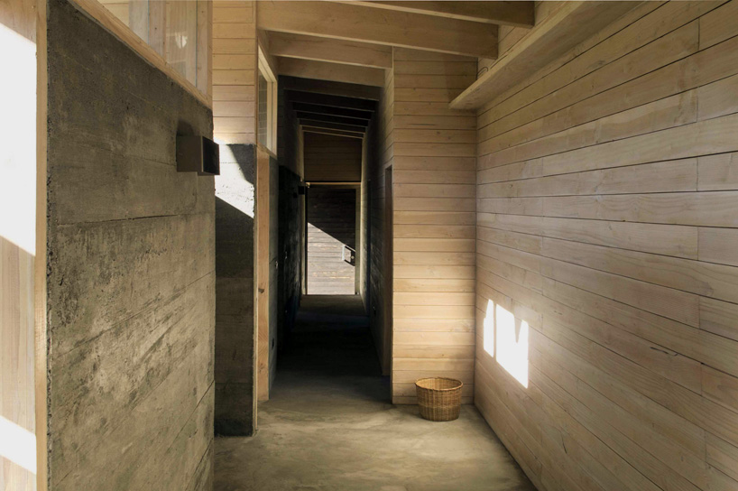 cristian berrios arquitecto casa erz house ranco lake chile designboom