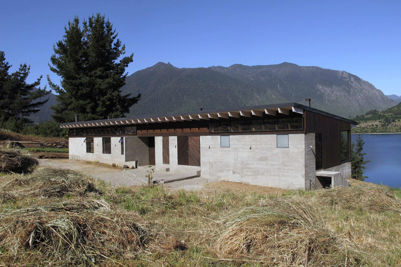 cristian berrios arquitecto casa erz house ranco lake chile designboom