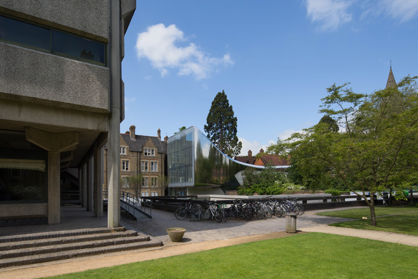 zaha hadid oxford university reflective tunnel building