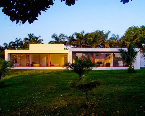 coutiño & ponce architects realizes CP house in southern mexico