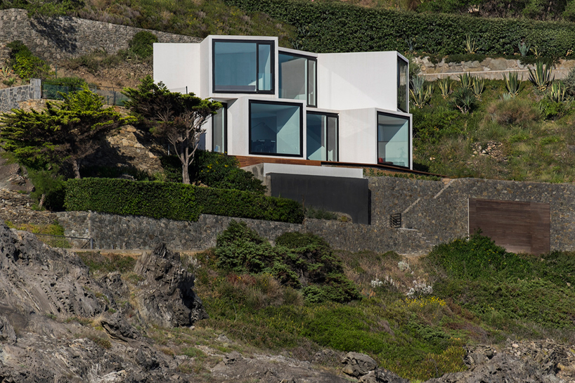 sunflower-house-cadaval-&-sola-morales-costa-brava-designboom-02
