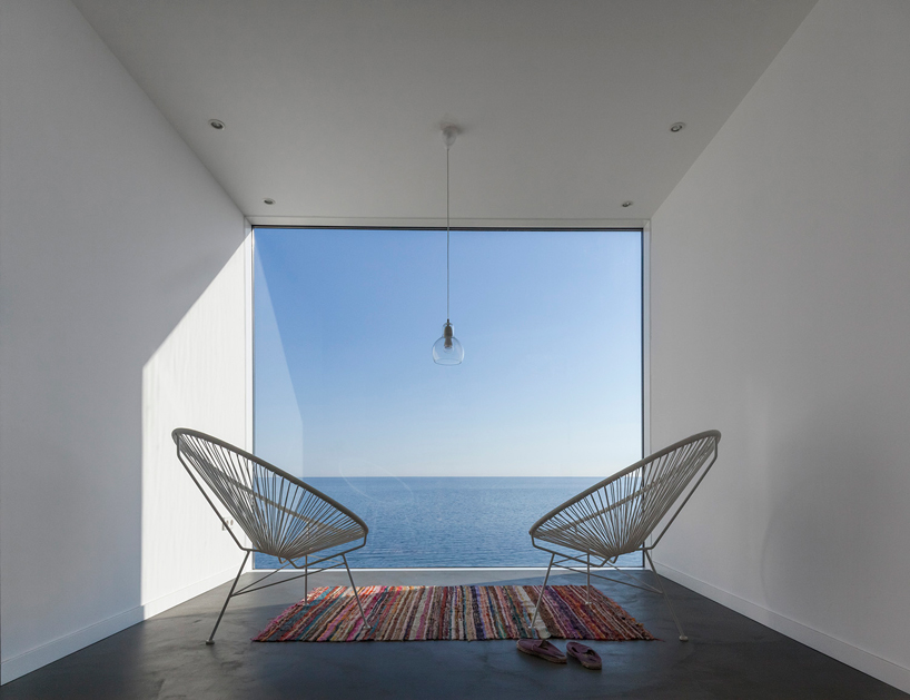 sunflower-house-cadaval-&-sola-morales-costa-brava-designboom-02
