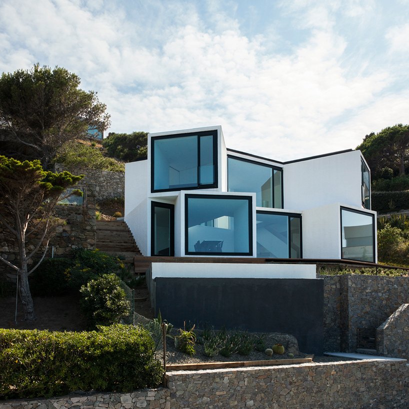 sunflower-house-cadaval-&-sola-morales-costa-brava-designboom-02