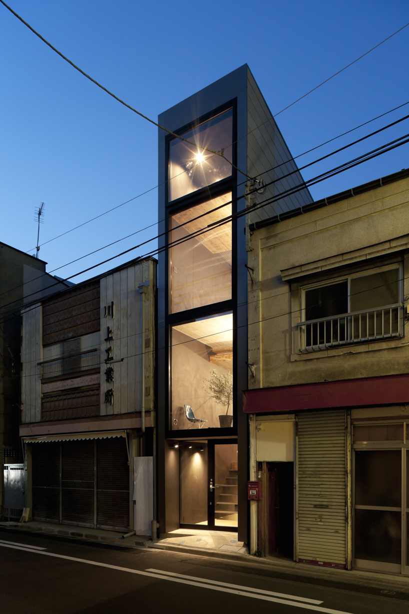 inarrowi 1 8m ihousei by YUUA architects slotted into tokyo inarrowi 1 8m ihousei by YUUA architects slotted into tokyo