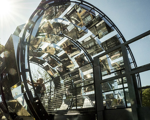 BAT studio creates straylight mirrored selfie vortex for HTC