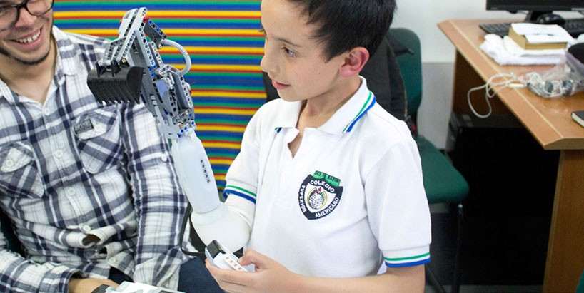 carlos-arturo-torres-tovar-iko-lego-prosthetic-arm-designboom-05