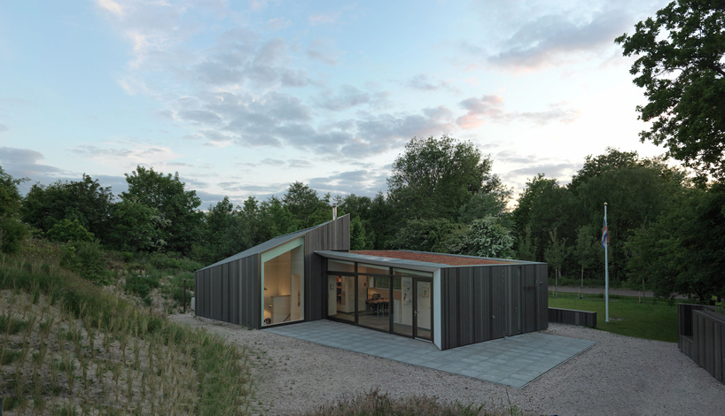 dezwartehond-architects-vakantiewoning-dockboot-netherlands-designboom-02