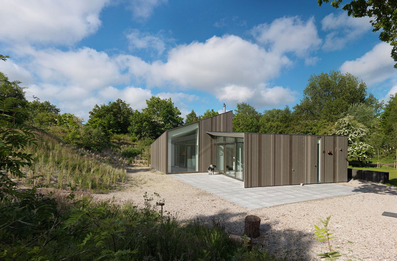 dezwartehond-architects-vakantiewoning-dockboot-netherlands-designboom-02