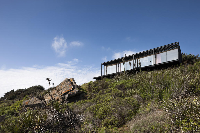 felipe-assadi-arquitectos-casa-remota-remote-house-pichicuy-chile-designboom-02