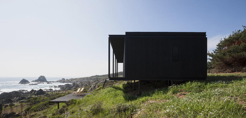 felipe-assadi-arquitectos-casa-remota-remote-house-pichicuy-chile-designboom-02