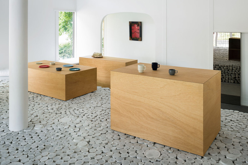 maruhiro-hasami-ceramics-flagship-store_designboom_006