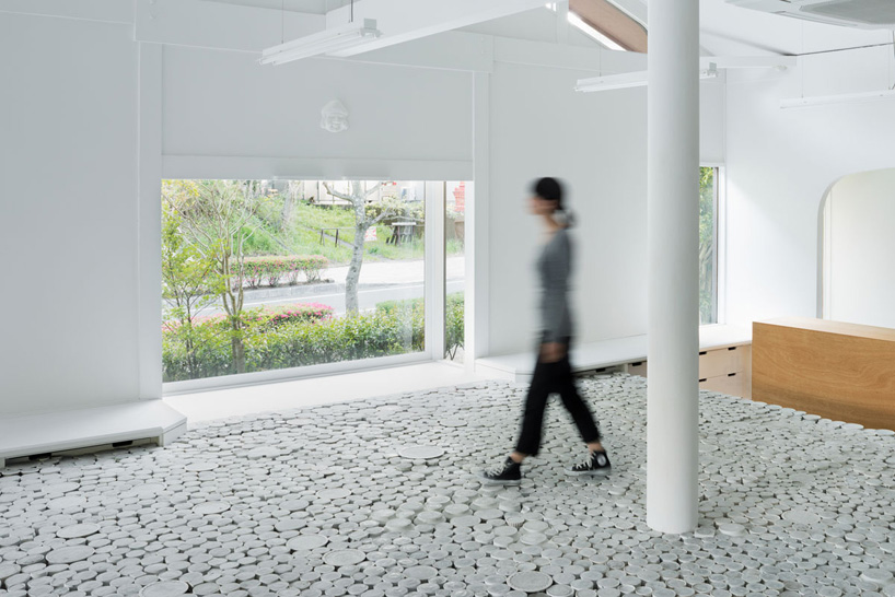 maruhiro-hasami-ceramics-flagship-store_designboom_007