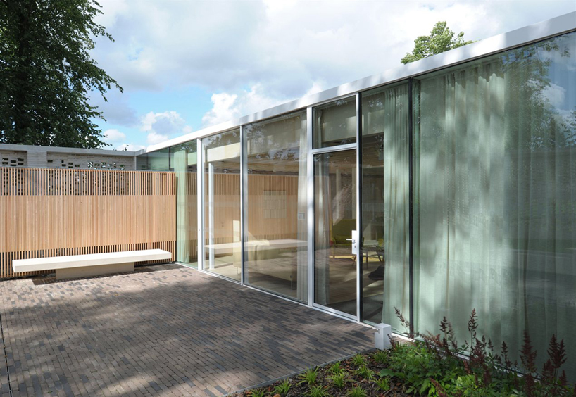 reiach-and-hall-architects-maggies-lanarkshire-designboom-02