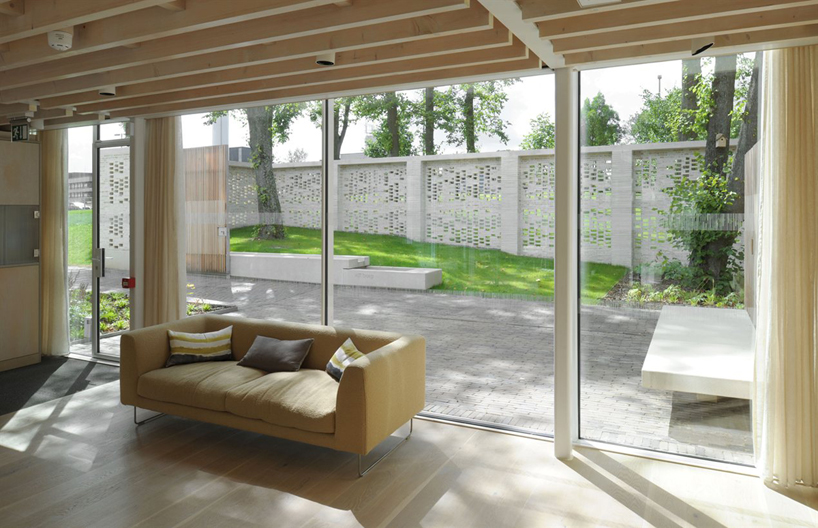 reiach-and-hall-architects-maggies-lanarkshire-designboom-02