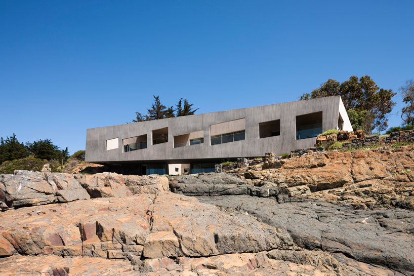 bahia-azul-house-filip-assadi-chile-designboom-02
