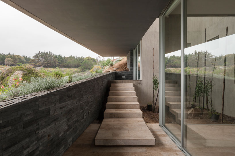bahia-azul-house-filip-assadi-chile-designboom-02