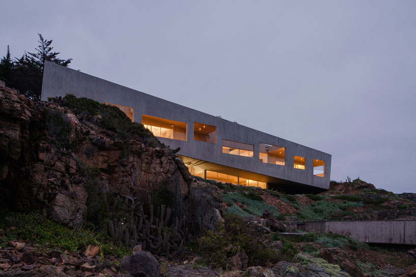 bahia-azul-house-filip-assadi-chile-designboom-02