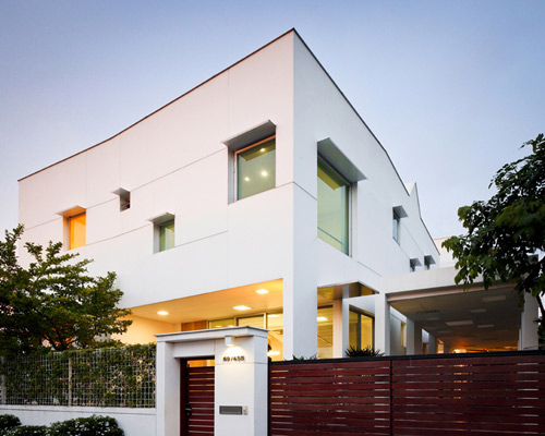 EKAR architects combines office, warehouse, and living space in T-house