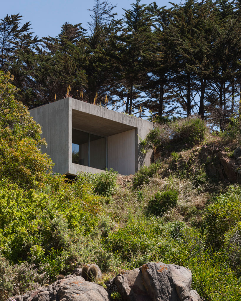 felipe-assadi-painter's-studio-chile-designboom-02