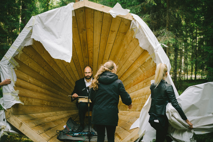 estonian-students-forest-megaphones-library-rooms-voru-county-designboom-13