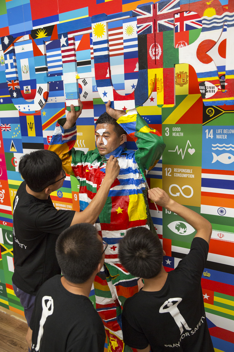 liu-bolin-united-nationals-global-goals-campaign-designboom-01