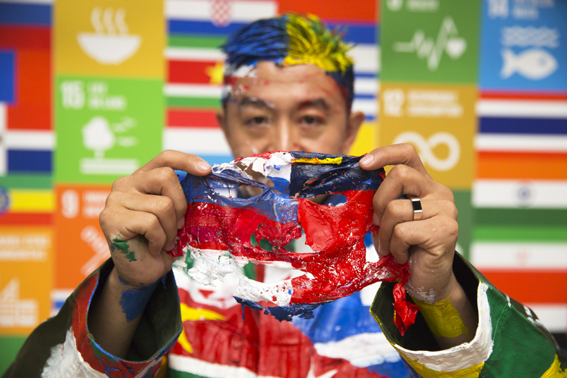 liu-bolin-united-nationals-global-goals-campaign-designboom-03