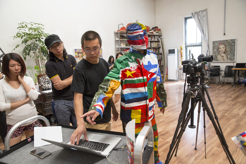 liu-bolin-united-nationals-global-goals-campaign-designboom-06