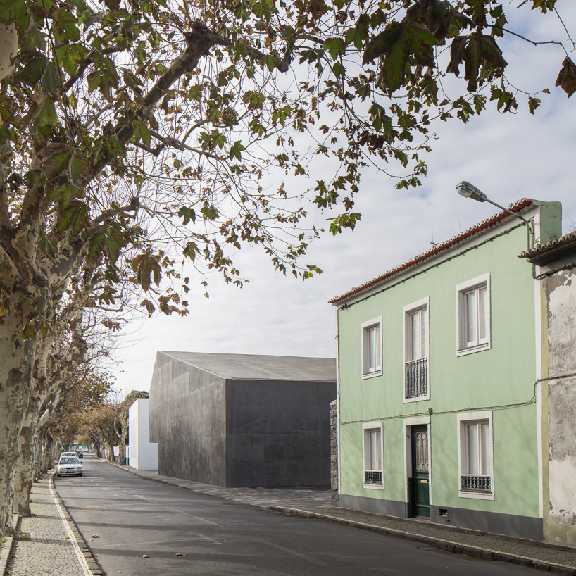 menos e mais arquitectos arquipelago contemporary arts centre azores portugal designboom