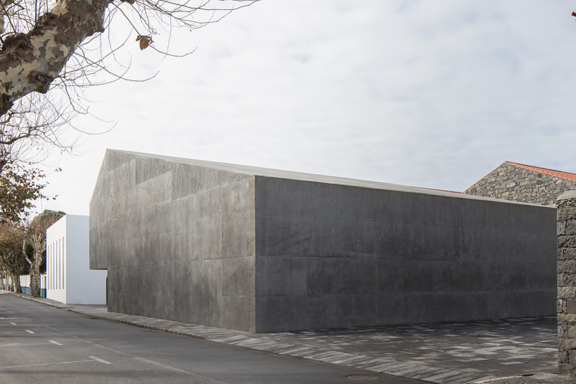 menos e mais arquitectos arquipelago contemporary arts centre azores portugal designboom