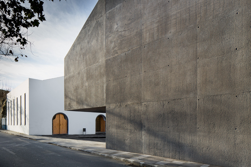 menos e mais arquitectos arquipelago contemporary arts centre azores portugal designboom