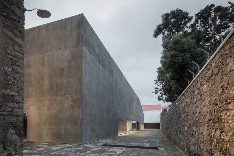 menos e mais arquitectos arquipelago contemporary arts centre azores portugal designboom