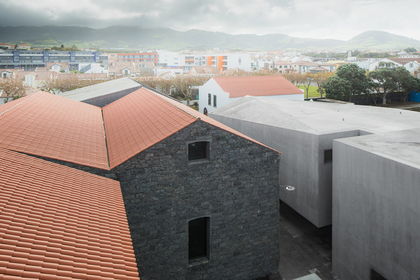 menos e mais arquitectos arquipelago contemporary arts centre azores portugal designboom