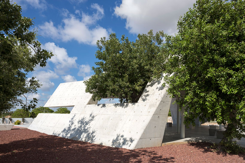 ron-shenkin-studio-open-sided-shelter-pardesia-isreal-designboom-02