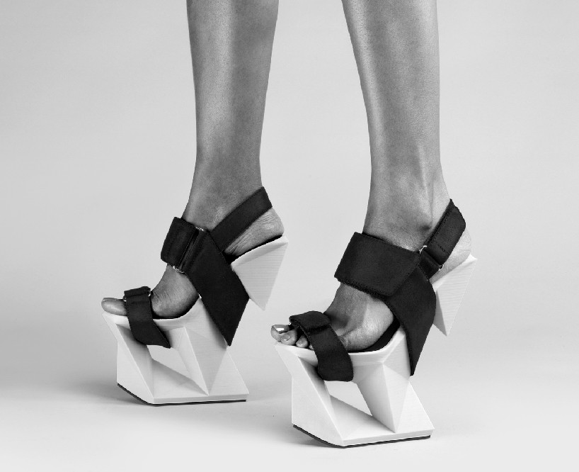 strukturelt Samlet Bermad united nude 3D prints high heels resembling an ice block