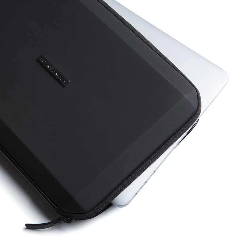 united-nude-stealth-sleeve-designboom-02