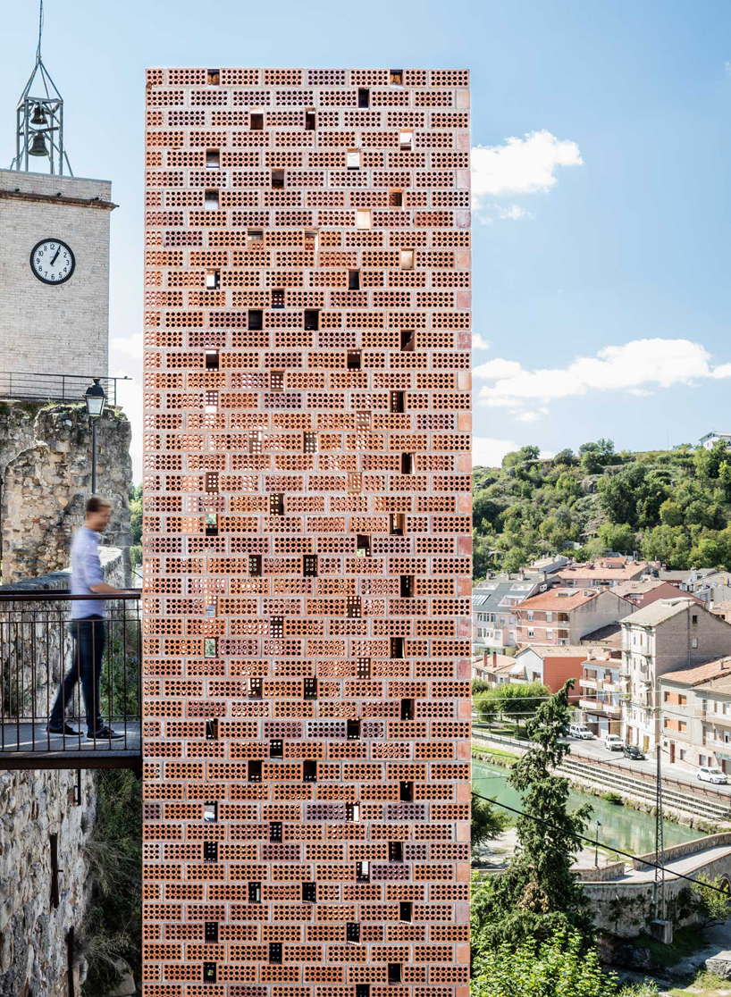carles-enrich-architecture-gironella-spain-elevator-designboom-02