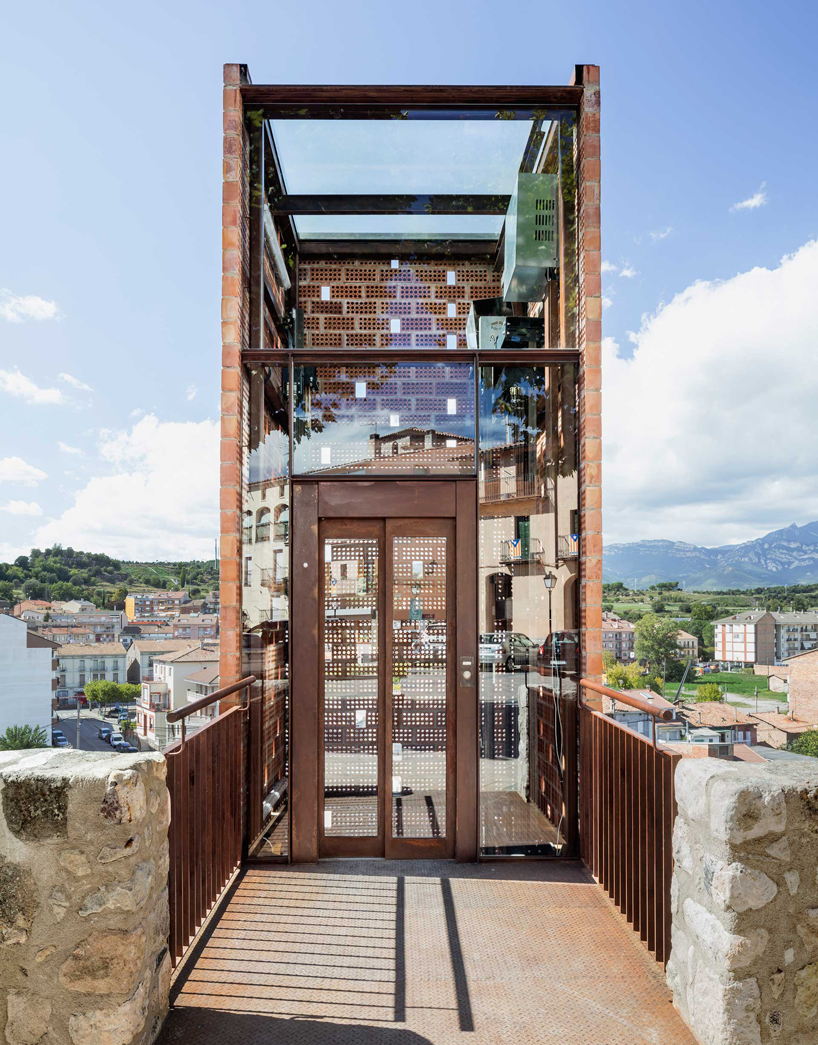 carles-enrich-architecture-gironella-spain-elevator-designboom-02