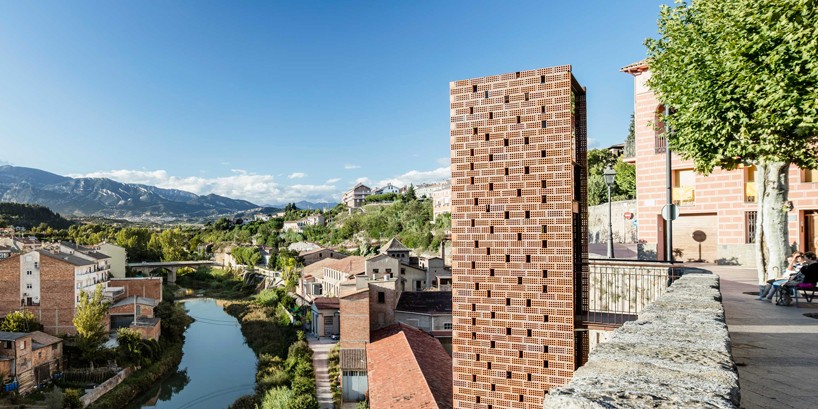 carles-enrich-architecture-gironella-spain-elevator-designboom-04