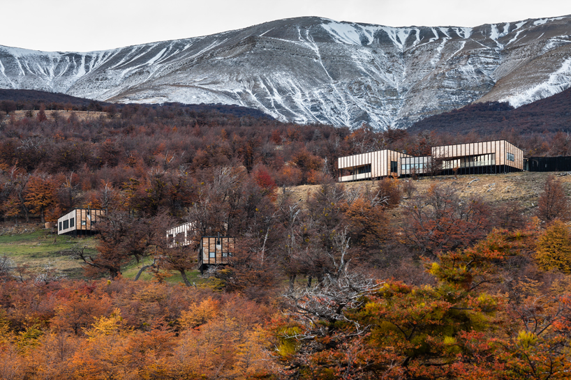 felipe-assadi-arquitectos-awasi-patagonia-chile-designboom-02